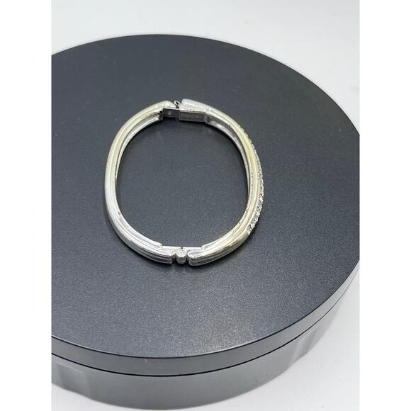 Swarovski Swan White Crystal
Bracelet Rhodium Hinged Clamper
Bangle Bracelet - Picture 7 of 12